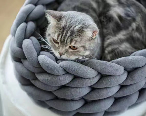 Cesta para gatos tejida a mano
